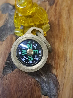 Mini bússola chaveiro minimalista EDC com chaveiro de titânio  - Imagem 1 de 4