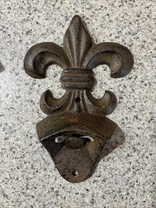Abridor de botellas de cerveza Fleur De Lis de hierro fundido montado en la pared estilo rústico victoriano - Imagen 1 de 1