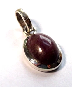 LOVELY STERLING SILVER RUBY PENDANT - 2.10 gms 1.7 x 1.0 cms #23 - Picture 1 of 4