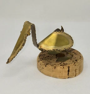 DE COLECCIÓN PELÍCANO PÁJARO ESTAÑO METAL ARTE ESTATUILLA BASE CORCHO FIRMADO PUERTAS 1977 - Imagen 1 de 6