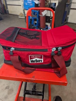 De Colección Marlboro Unlimited Gear Grande Rojo Bolsa Enfriadora Aislada **ENVÍO GRATUITO** Foto 1 de 4