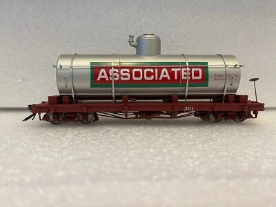 Accucraft Trains On3 Tank Car Accociated Oil   - Image 1 of 4