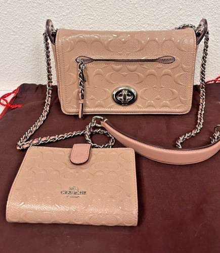 Borsa a tracolla Coach Lex in pelle verniciata rosa polvere piccola patta F22292 e portafoglio