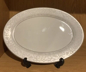 Plato de servir ovalado plateado Chris Madden Chambour JC Penney Home Collection - Imagen 1 de 4