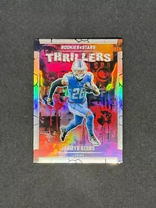 2024 Panini Esordienti E Stelle Thriller Jahmyr Gibbs #T-JGS - Foto 1 di 2