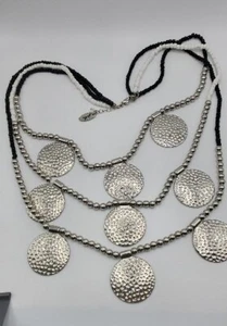 Jules 23" schwarz und weiß Perlen mit silberfarben gehämmert Kreis Scheibe Halskette - Bild 1 von 6