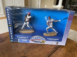 2000 alineación inicial 2 figuras deportivas clásicas Ken Griffey Jr & Andruw Jones ¡Nuevas! - Imagen 1 de 1