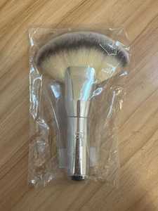 It Cosmetics Mega Fan Brush Powder Bronzer Silver Handle C4158 Brand New Sealed - Picture 1 of 8