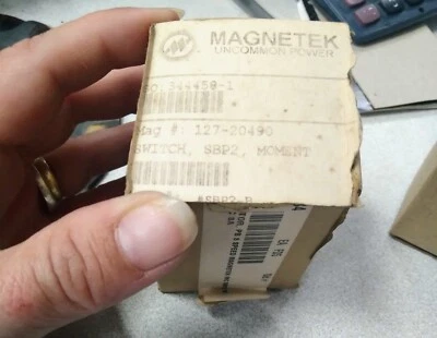 MAGNETEK SPEED SWITCH 3AMP 125/250V 2BUTTON MONENTARY - Image 1 of 3