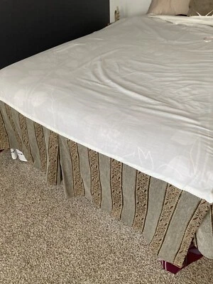Falda de cama clásica para el hogar  Foto 1 de 4