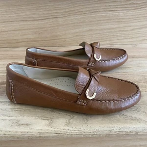 Mocasín mocasín plano dorado Cole Haan Evelyn Bow Driver cuero nuez moscada 7 - Imagen 1 de 7