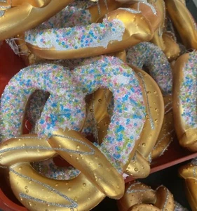 8 JUMBO PRETZELS Shatterproof Plastic Holiday Xmas ORNAMENTs Gold Glitter NWT - Picture 1 of 5