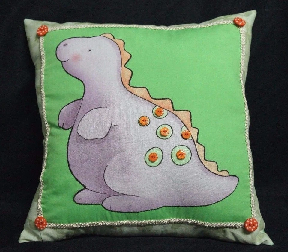 Nueva ALMOHADA DECORATIVA DINOSAURIO DINOSAURIO HECHA A MANO 13" X 14" Foto 1 de 1