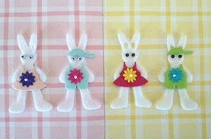 4 Hasen Hase Osterhasen klein Filz Gartenarbeit Sammelalbum Karten Basteln  - Bild 1 von 3