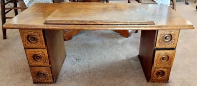 ANTIGUO GABINETE DE COSTURA DE ROBLE ASERRADO TALLADO REUTILIZADO EN UNA MESA DE CENTRO Foto 1 de 4