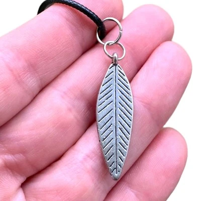 Colgante reversible pluma texturizada plateada simple regalo para amantes de la naturaleza joyería Foto 1 de 4