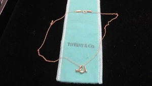 NUOVO CIONDOLO/COLLANA TIFFANY & CO~ELSA PERETTI~LETTERA ALFABETO "U"~ORO ROSA 18K - Foto 1 di 12