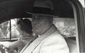 FOTO S/W 1940er GEKLEIDETER GENTLEMAN POSIERT FAHRENDES AUTO HÜBSCHE FRAU CHICAGO 3,5x5,5 - Bild 1 von 3