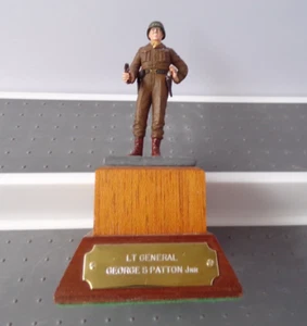 LTD GENERAL GEORGE PATTON JNR WW2 FIGURA MILITARE SU BASE DI LEGNO - Foto 1 di 10