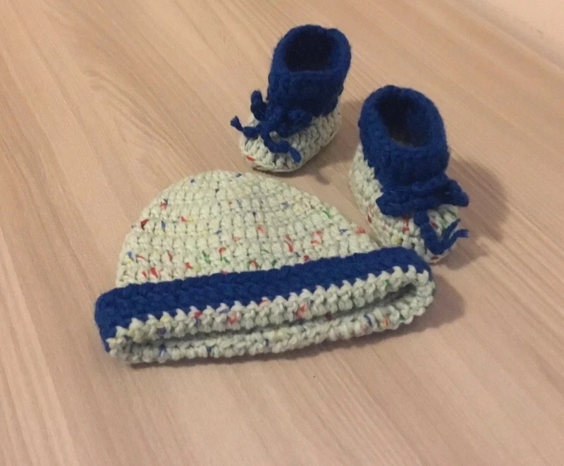 Scarpette e cappellino neonato, uncinetto, lana baby - Immagine 1 di 2