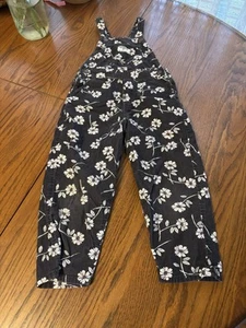 Mono de pana con estampado floral y flores Oshkosh para niñas 4T - Imagen 1 de 3
