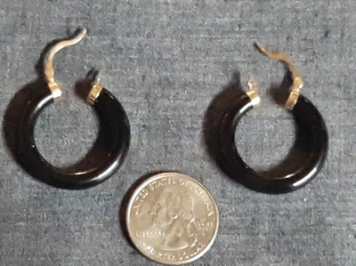 Pendientes de aro vintage estampados de ónix negro con tapa de oro macizo de 14k 1,10 Foto 1 de 4