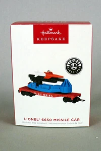 2022 HALLMARK CHRISTMAS KEEPSAKE ORNAMENT LIONEL TRAIN 6650 MISSILE CAR NIB - Bild 1 von 2