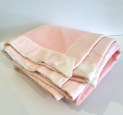Manta de bebé Beacon de colección bordes satinados rosa acrílico WPL 1675 44" X 41" guardería EE. UU. Foto 1 de 4