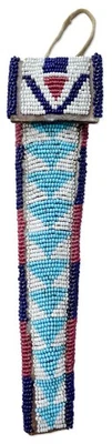 Estuche de cuero con cuentas Sioux o Cheyenne c. 1900 con punzón de hueso Foto 1 de 4