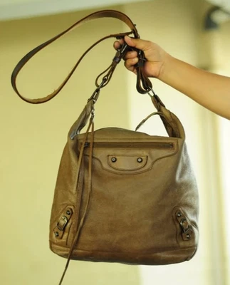 Bolso de hombro BALENCIAGA The Day de cuero marrón con honda Foto 1 de 4