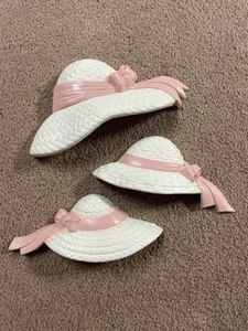 Vintage 1987 Burwood Products Strohhüte Hauben Wandbehang rosa weiß 3 Stück - Bild 1 von 6