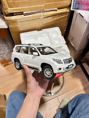 1:18 Scale Toyota Land Cruiser Prado White Diecast Model Car - Image 1 of 4