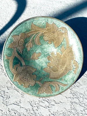 复古黄铜灯座糖果盘美丽装饰绿色花朵纹理设计 — 第 1/4 张图片