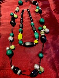 John Lewis Modeschmuck - zwei Boho Halsketten - Smaragd, Lindgrün Kombi - Bild 1 von 2