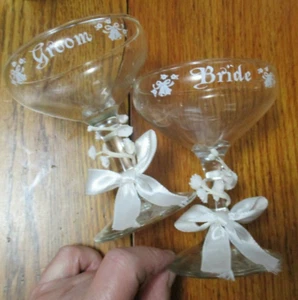 1980'S BOWL CHAMPAGNE GLASSES "BRIDE&BROOM" WEDDING BELLS ENBLEM~ORIGINAL DECOR - Picture 1 of 7