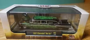 M2 Maschinen Auto Stretch Rods 1957 Chevy Limousine schwarz mit grünen Flammen 1:64 - Bild 1 von 12