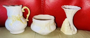 Irish BELLEEK Yellow Ribbon 3 Stück Milchkännchen Open Sugar + Mini Rock Spill Vase - Bild 1 von 6