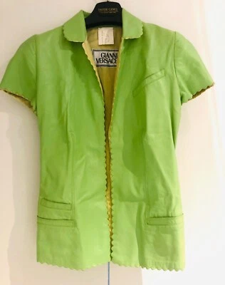 Chaqueta para mujer Gianni Versace de cuero verde neón con manga de gorra Foto 1 de 4