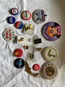 Conjunto de colección de alfileres y botones vintage con tema de viajes políticos y nostalgia - Imagen 1 de 11