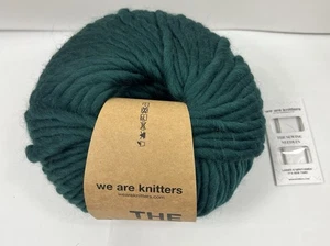 We Are Knitters WAK The Wool Garn Waldgrün mit Nadeln - Bild 1 von 4