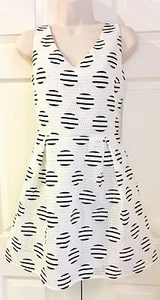 Romeo+Juliet Couture~NWT Honeycombed Neoprene Fit & Flare White/Black Dress~Sz M - Picture 1 of 6
