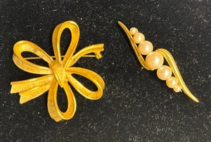 Lote de 2 broches Monet tono dorado NOV25 - Imagen 1 de 7