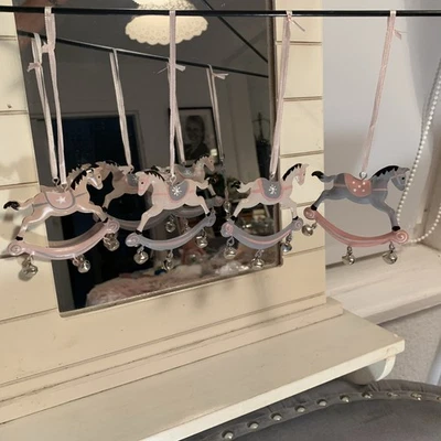 Weihnachtsschmuck Karusselpferd Glocke Pferd Rosa Grau  - Bild 1 von 4