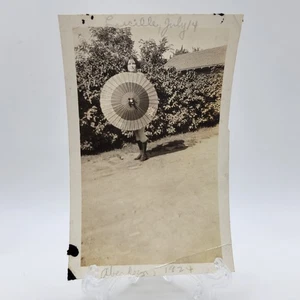 Foto antigua mujer joven desnuda detrás del paraguas 1924 Aberdeen Dakota del Sur - Imagen 1 de 2