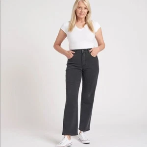 Neu mit Etikett Universal Standard Etta High Rise Straight Jeans Washed Black Damen 0 Tall - Bild 1 von 6