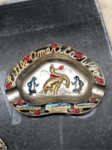 Vintage Little America Wyoming piatto di latta posacenere in rilievo cattura tutto americano - Foto 1 di 16
