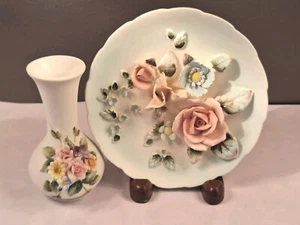 Mini piatto e vaso Lefton vintage porcellana bisque bianco con rose applicate - Foto 1 di 12