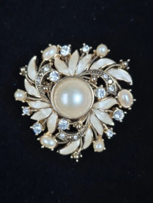 Vtg Monet Wreath Brooch White Enamel Faux Pearl Rhinestone Gold Tone 50s Signed - Image 1 of 4
