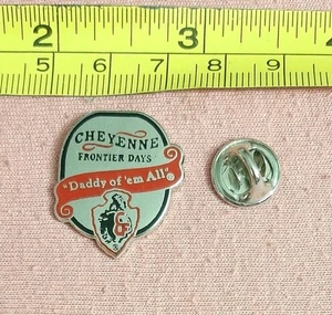 Cheyenne Frontier Days Daddy of 'Em All Wyoming Rodeo Souvenir Anstecknadel - Bild 1 von 3