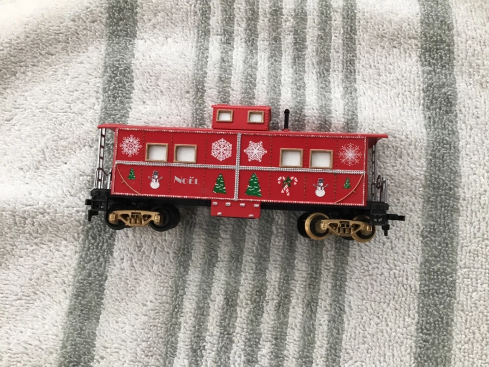 HO SCALE CHRISTMAS CABOOSE ☃️🌲☃️🌲 - Image 1 of 4
